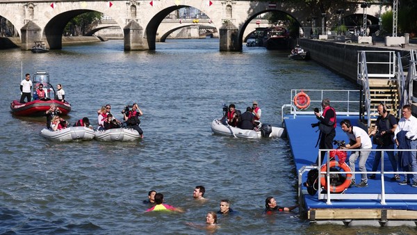 walikota paris berenang di sungai seine buktikan airnya aman untuk olimpiade 2 169