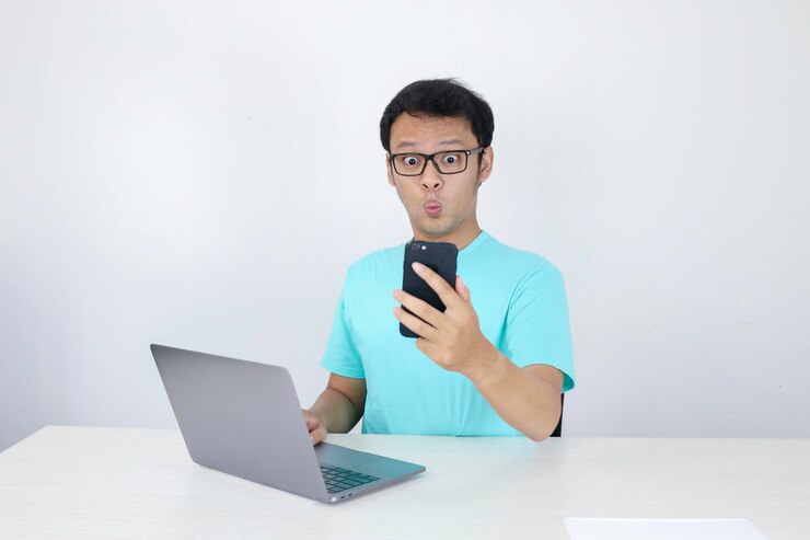 Maba Wajib tahu! Ini Dia 5 Tips Dalam Membagi Waktu Kuliah dan Berorganisasi 5 wow face young asian man shocked what he see phone with laptop beside it indonesian man wearing blue shirt 216263 850