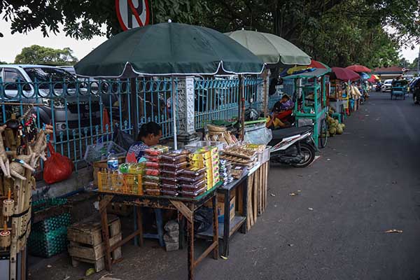 Sejarah Pedagang Kaki Lima di Indonesia: Dari Zaman Kolonial hingga Kini 3 REVITALISASI ALUN ALUN SOLO 1