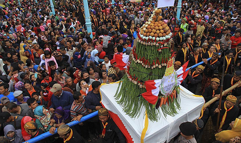 Perayaan Maulid Nabi Muhammad SAW di Berbagai Negara 2 grebeg maulud jogja 830x493 1