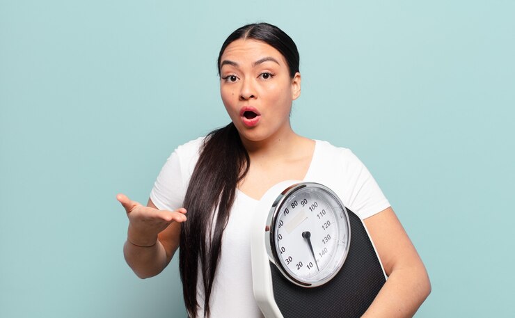 Masih Muda Sudah Jadi Kaum Jompo? Berikut Penjelasannya 2 hispanic woman looking surprised shocked with jaw dropped holding object with open hand side 1194 227364