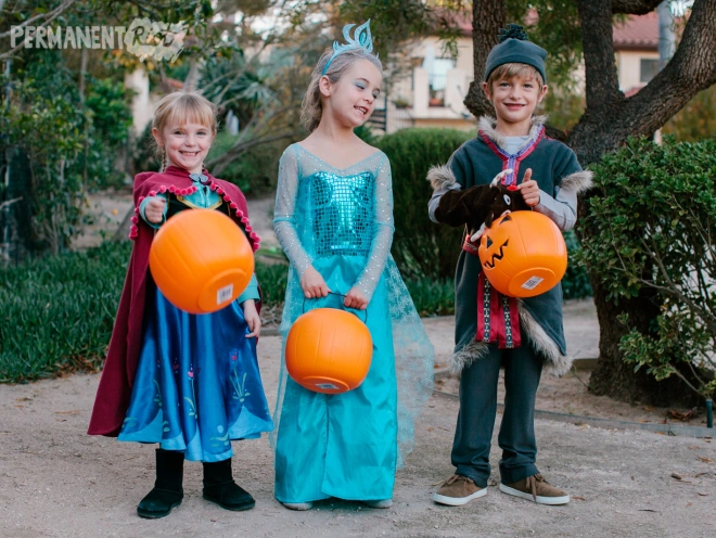 8 Inspirasi Kostum Karakter Kartun untuk Halloween yang Kreatif dan Gampang Ditiru 4 frozen family halloween costume 3