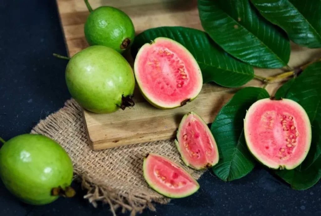 Mitos atau Fakta Makan Biji Jambu Bisa Bikin Usus Buntu? 3 ilustrasi jus jambu biji sering dipeprcaya dapat meningkata odae