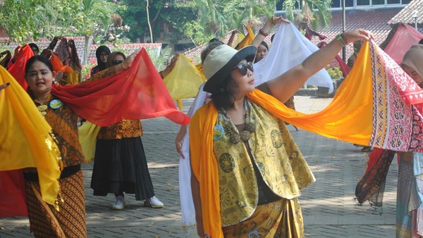 Sejarah Hari Batik Nasional 2 Oktober, Warisan Budaya Indonesia Yang Menjadi Identitas Bangsa 3 komunitas bakul budaya menggelar acara menari massal 4 169