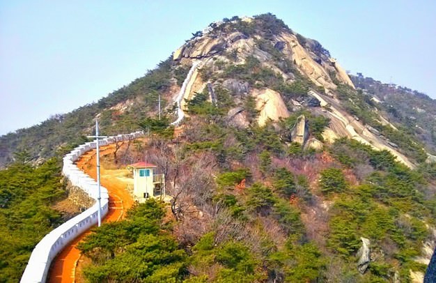 5 Destinasi Wisata Anti-Mainstream di Korea, Cocok untuk Healing dari Hiruk Pikuk Kota 4 inwangsan mountain peak