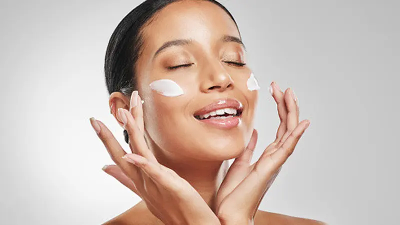 3 Tips Menjaga Kesehatan Kulit Wajah di Musim Hujan 4 056509700 1667202936 moisturizer