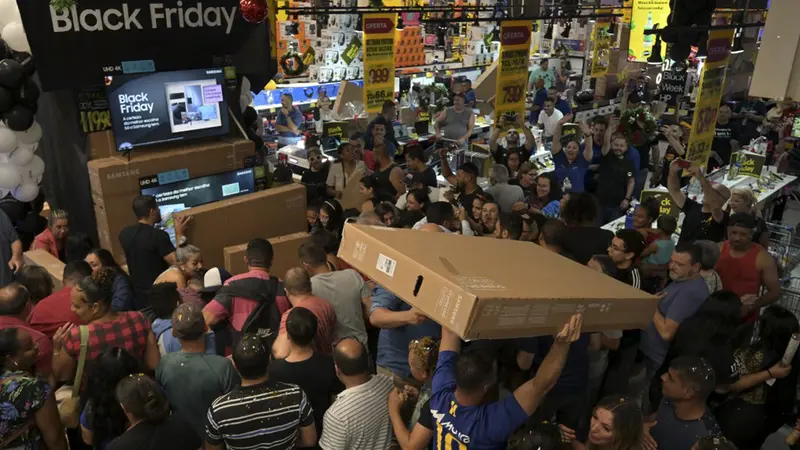 10 Tips Menabung dari Berbagai Budaya Dunia yang Bisa Kamu Coba di 2025! 7 060166400 1700803465 20231124 BLACK FRIDAY BRASIL AFP 2