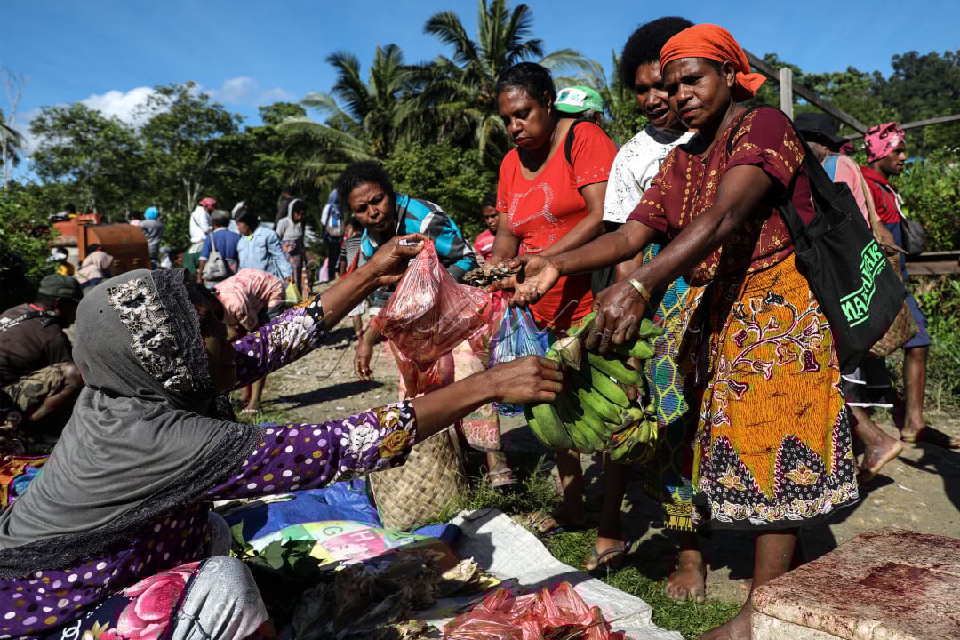 10 Tips Menabung dari Berbagai Budaya Dunia yang Bisa Kamu Coba di 2025! 11 20211205233242000000BudayaBarterdiPasarMambunibuniHeruSriKumoro08122605940