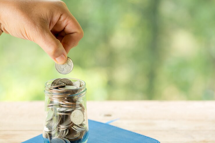 10 Tips Menabung dari Berbagai Budaya Dunia yang Bisa Kamu Coba di 2025! 9 close up bottle coin 1150 17717