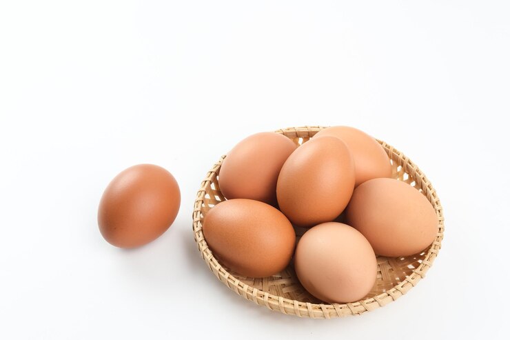 Ini Dia 7 Makanan Terbaik untuk Tingkatkan Kecerdasan Otak! 3 raw organic farm eggs selective focus image close up 583400 511