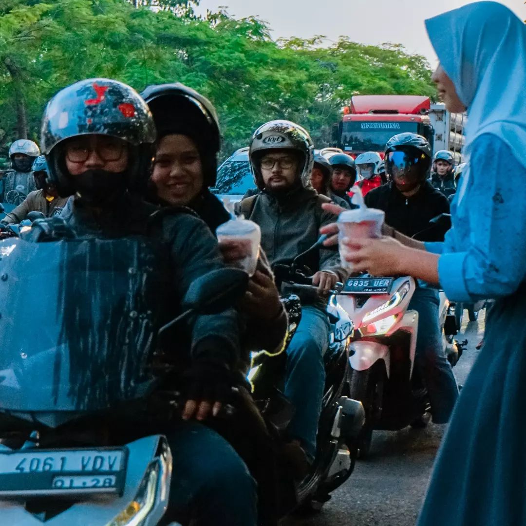 Serunya Ngabuburit Sambil Bagi-bagi Takjil Gratis Ala OSIS SMKN 13 Bandung 1 339364291 135105489367434 5944591221351563493 n