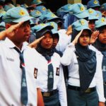 5 Perbedaan SMA dan SMK yang Wajib Diketahui. Mending Pilih Mana? 8 800px Flag Ceremony at SMA 1 Majene
