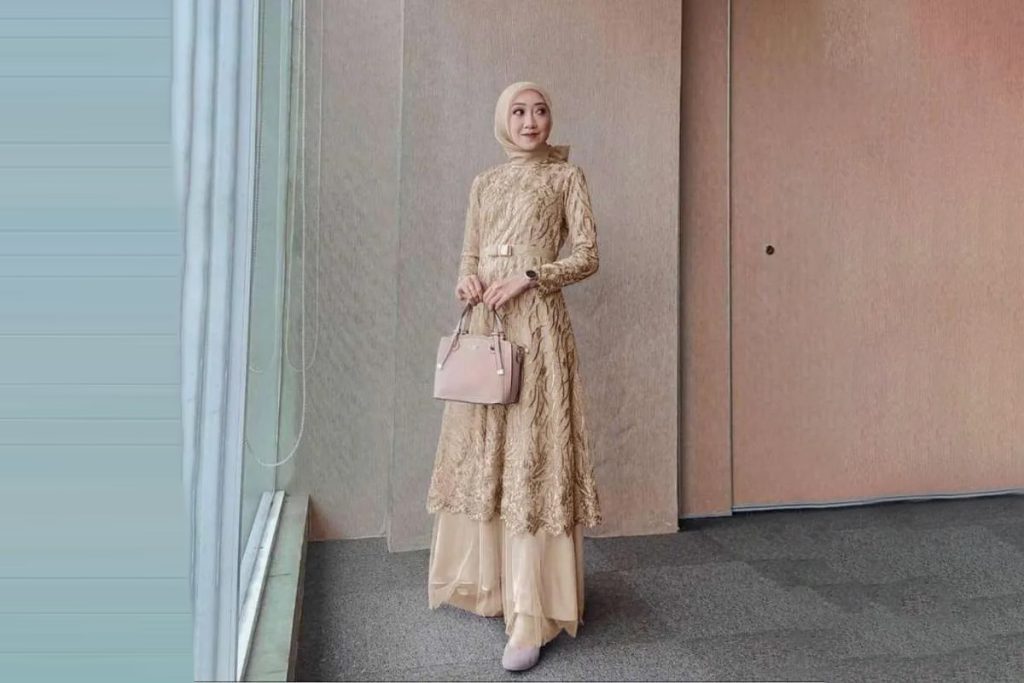 Pilihan Outfit Lebaran Untuk Remaja 1 B110007 Gamis dengan Tambahan Kain Tile dan Pita 1024x683 1