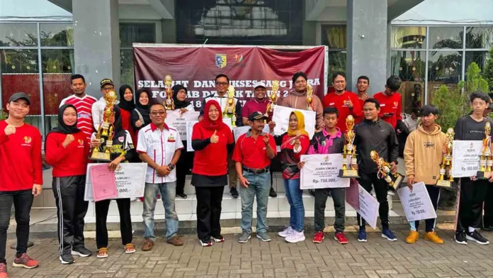 SMA Mifda 1 Jogoloyo Raih Juara Umum pada Forkab Demak 2023 1 20230520 BETA NEWS penyerahan piala dan hadiah Forkab Demak