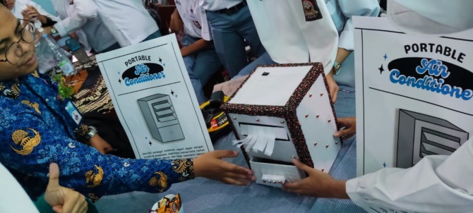 Keren! Siswa SMA Solo Ubah Barang Bekas Menjadi AC Portable Hemat Daya 1 AC PORTABLE 1