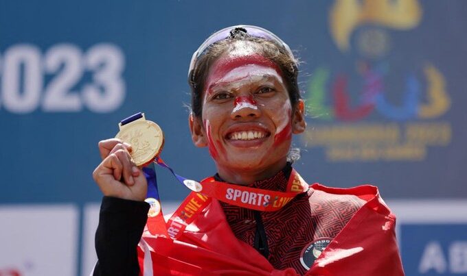 atlet marathon putri indonesia odekta elvina naibaho usai meraih medali emas dalam sea games 2023 di kamboja sabtu 652023 reut 2 169