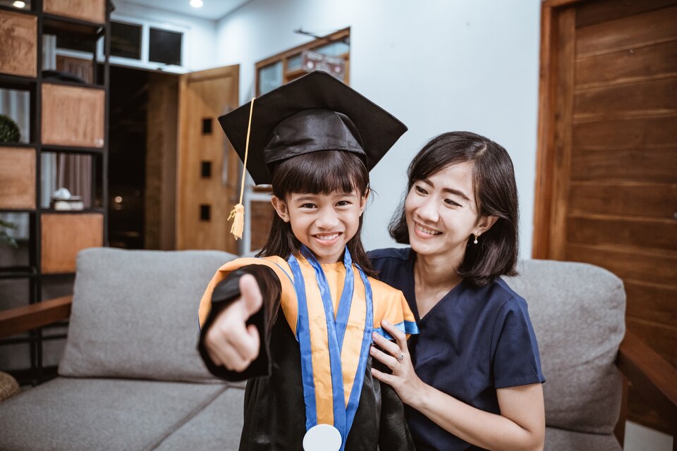Beratkan Orang Tua Wisuda TK-SMA Berbiaya Tinggi Rp 500 Ribu-Rp 1 Juta 1 20230616200951 fpdl.in happy asian family graduate home elementary school student home celebrating 8595 23172 large