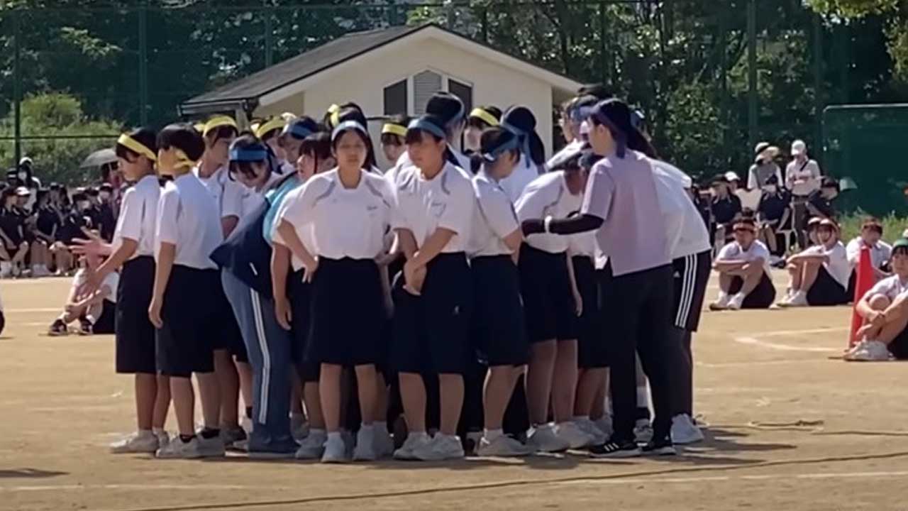 Momen Haru! Pelajar Jepang Berkerumun Tutupi Murid Berhijab yang Pingsan 1 SIAWA JWPng