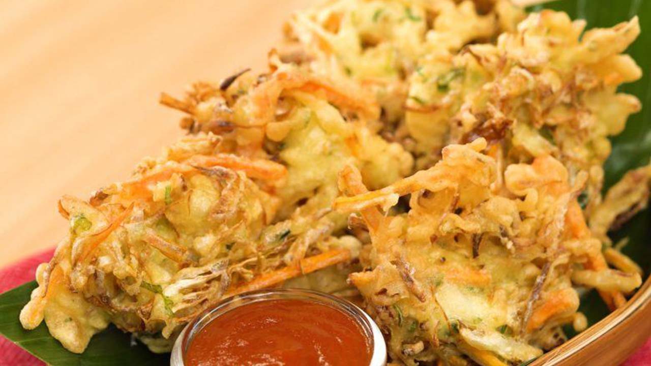 Bikin Bakwan yang Krispi Ternyata Bukan Pakai Tepung Terigu Saja, Tambahkan 2 Bahan ini 1 bakwan3