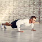 7 Manfaat Plank untuk Kesehatan Fisik dan Mental, Ikuti Cara Ini Kalau Gamau Cedera! 5 handsome man training gym