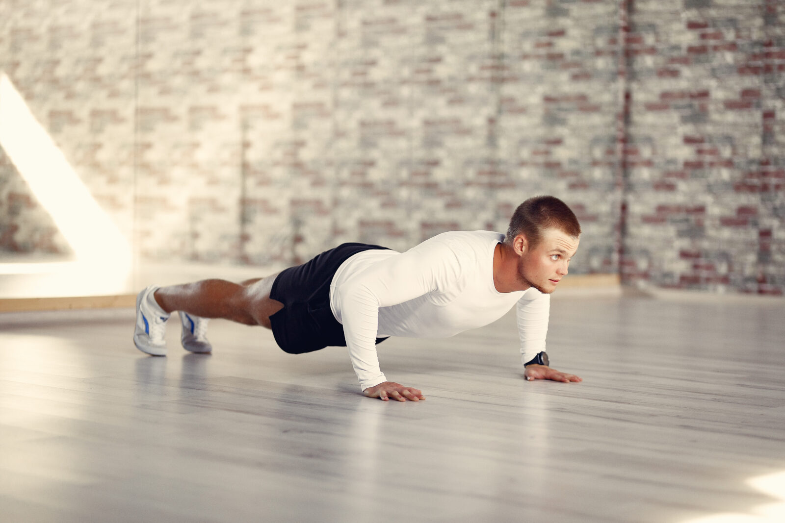 7 Manfaat Plank untuk Kesehatan Fisik dan Mental, Ikuti Cara Ini Kalau Gamau Cedera! 1 handsome man training gym