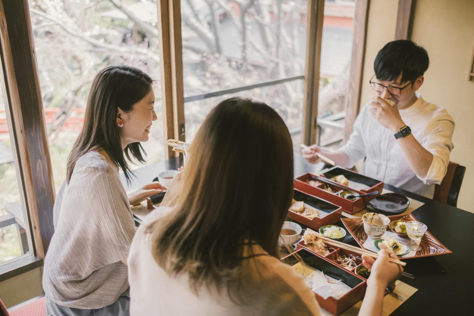 Tips Panjang Umur dan Awet Muda Ala Warlok Jepang, Hindari Makan Ini! 1 medium shot people sitting table together