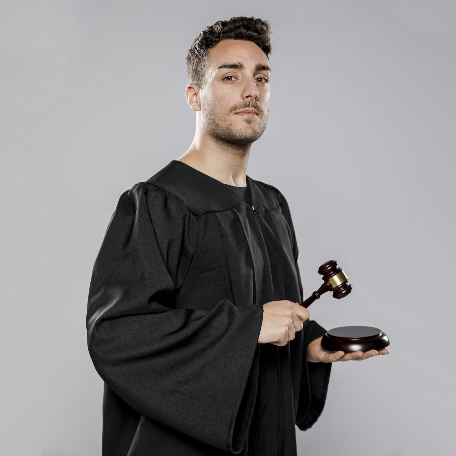 5 Universitas Hukum Terbaik di Dunia, Cocok Buat Kamu si Future Lawyer 1 side view male judge with gavel