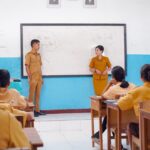 Contoh Struktur Organisasi Kelas – Pengertian, Manfaat, dan Tugas 3 20230721032434 fpdl.in couple teacher fell love couple teacher class room prewedding concept photo shot 663363 253 large