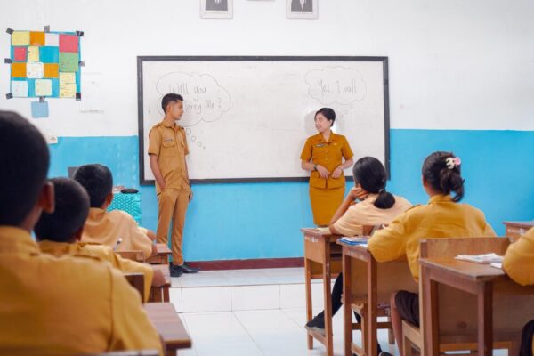 20230721032434 fpdl.in couple teacher fell love couple teacher class room prewedding concept photo shot 663363 253 large