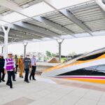 Syarat Dapat Tiket Gratis Kereta Cepat Jakarta-Bandung 3 Proyek KCJB Capai 888 Persen Presiden Berharap Tumbuhnya Ekonomi Baru