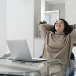 Kesalahpahaman Gaya Hidup ‘Slow Living’ Di Kalangan Anak Muda, Memang Apa sih Slow Living Itu? 5 medium shot smiley woman with laptop