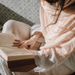 Amalan Sunnah di Hari Jum’at untuk Perempuan 3 sitting woman reading quran