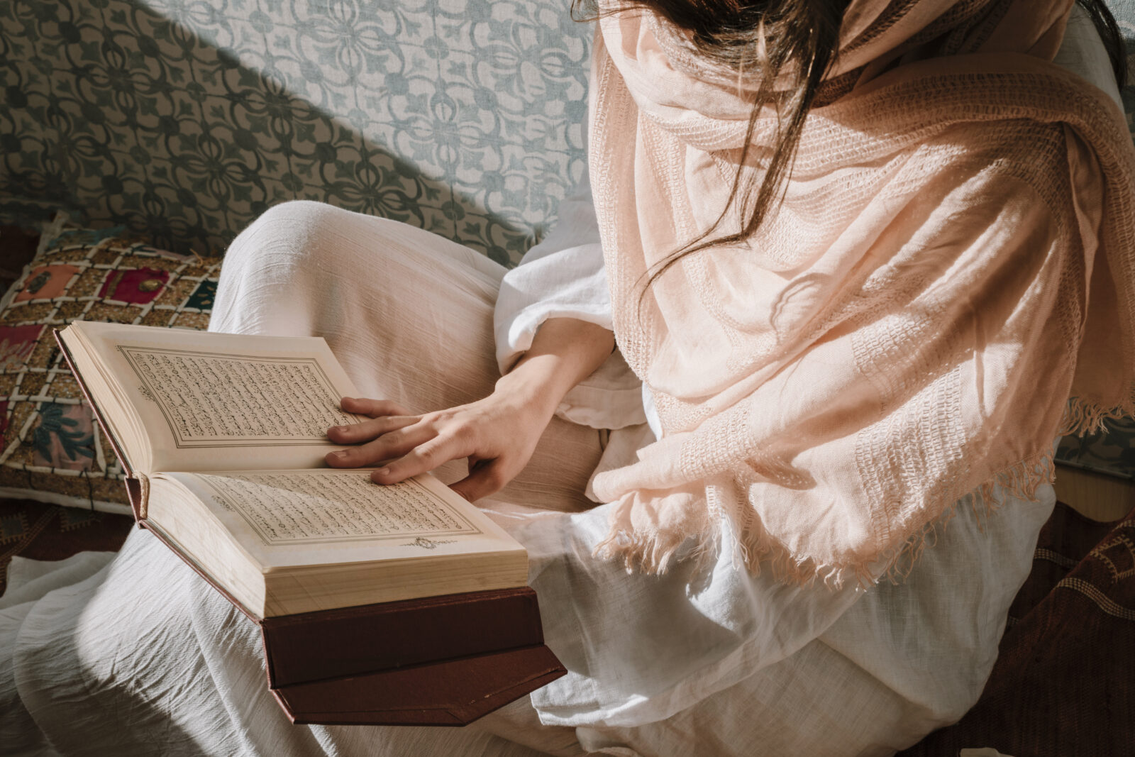 Amalan Sunnah di Hari Jum’at untuk Perempuan 1 sitting woman reading quran