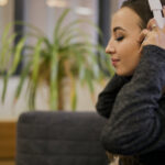 Jenis dan Manfaat Terapi Musik Untuk Kesehatan 5 woman putting headphones head