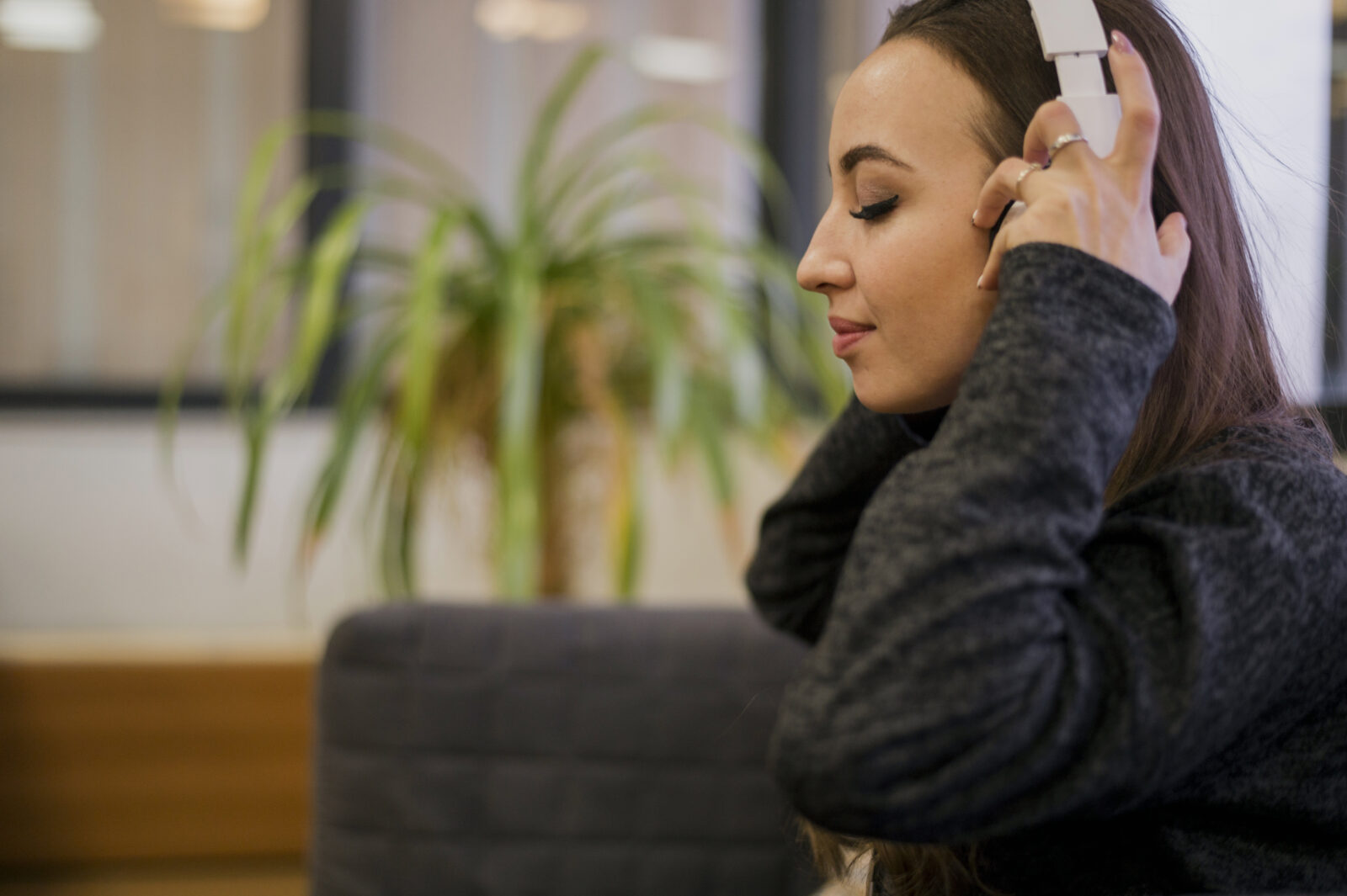 Jenis dan Manfaat Terapi Musik Untuk Kesehatan 1 woman putting headphones head