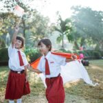 Panduan Terbaru Kemdikbud: Upacara Bendera di Sekolah, Siswa dan Guru Wajib Tahu! 3 20230811063532 fpdl.in indonesian school student holding flag during independence day 8595 25630 large