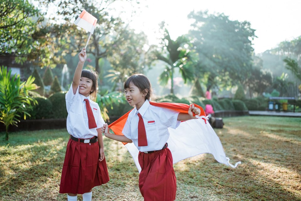 Panduan Terbaru Kemdikbud: Upacara Bendera di Sekolah, Siswa dan Guru Wajib Tahu! 1 20230811063532 fpdl.in indonesian school student holding flag during independence day 8595 25630 large