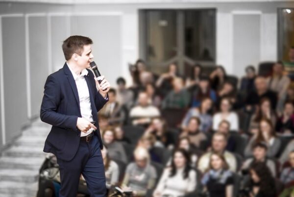 20230816064449 fpdl.in successful businessman holds business conference press 160672 38031 large