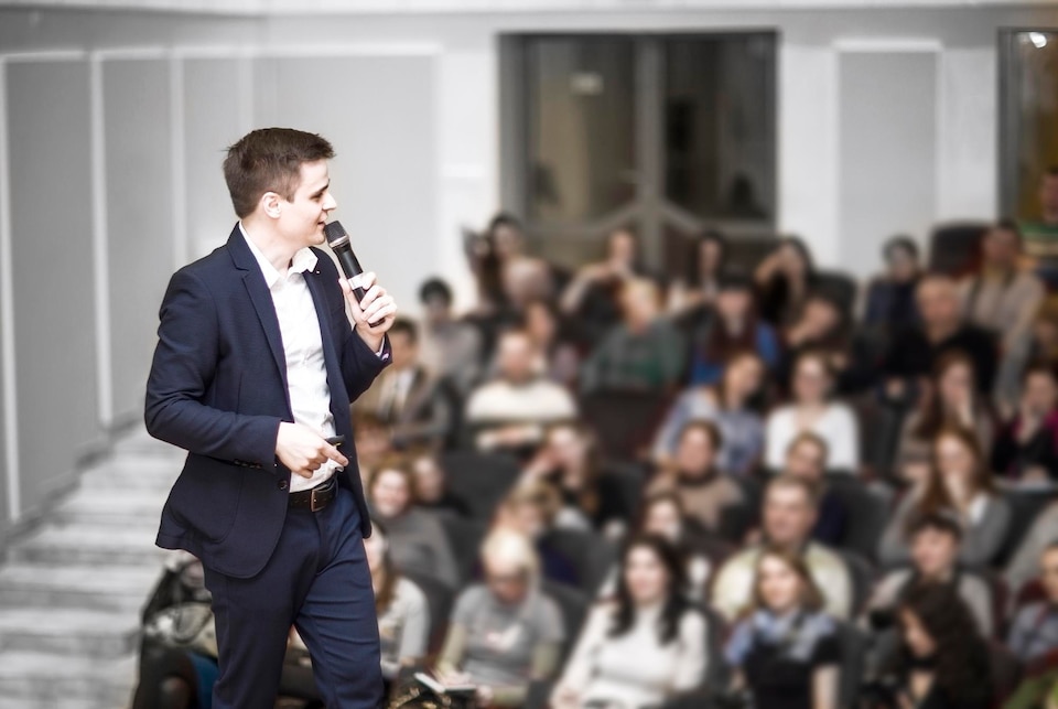 Berbicara Lancar di Depan Publik: 5 Tips Ampuh Mengatasi Grogi 1 20230816064449 fpdl.in successful businessman holds business conference press 160672 38031 large