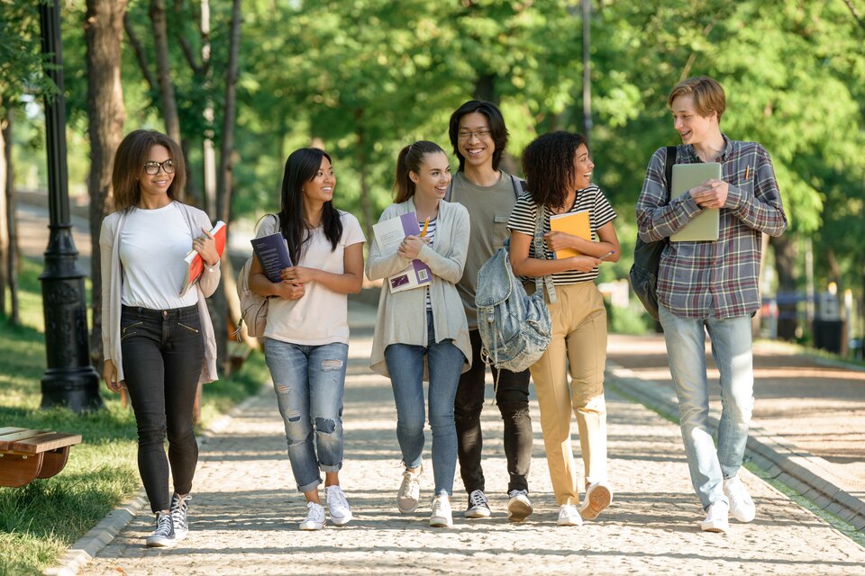 Navigasi Culture Shock: 6 Tips Ampuh untuk Mahasiswa Baru 1 20230818111521 fpdl.in multiethnic group young cheerful students walking 171337 11709 large