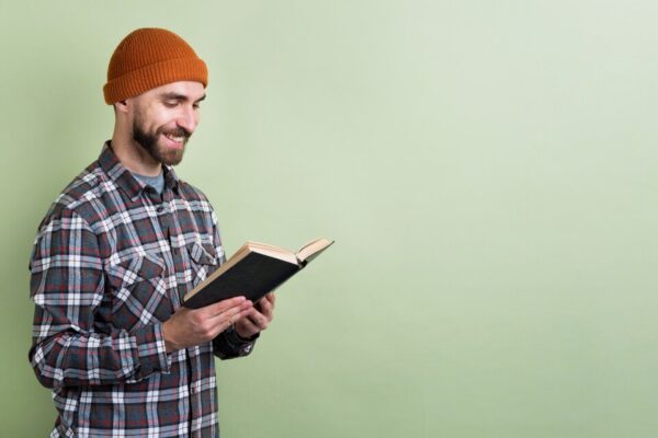 20230822111505 fpdl.in man smiling while reading book 23 2148372395 large