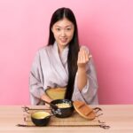 Mengadopsi Prinsip Makan Sehat ala Jepang 5 20230824110254 fpdl.in young chinese girl wearing kimono eating noodles inviting come with hand happy that you came 1368 161651 large