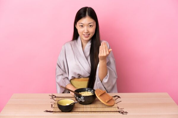 20230824110254 fpdl.in young chinese girl wearing kimono eating noodles inviting come with hand happy that you came 1368 161651 large