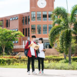 Penting! Etika yang Wajib Diterapkan Saat Kuliah 5 male female students wear face chill stand front university