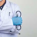 Mana Yang Paling Murah? 10 PTN Kuliah Kedokteran Dengan Uang Pangkal 3 doctor crossing arms while holding stethoscope white coat 2