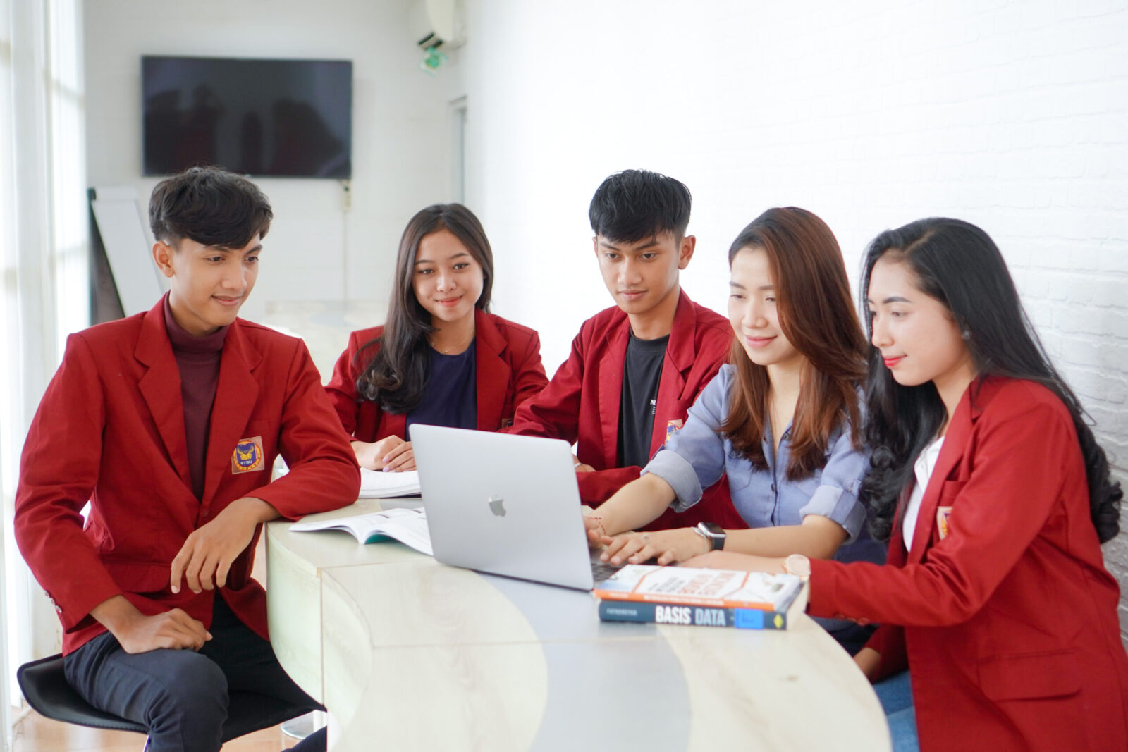 Tips Mencari Tempat Magang buat Mahasiswa Semester Atas. Jangan Asal! 1 mahasiswa magang