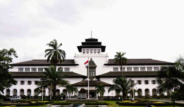 168420020727 gedung sate