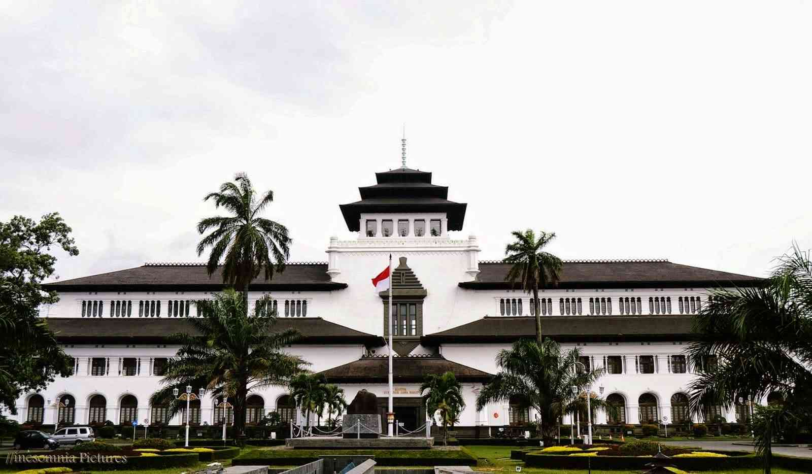 10 Tempat Wisata di Jawa Barat Yang Wajib Di Kunjungi Anak Muda 1 168420020727 gedung sate
