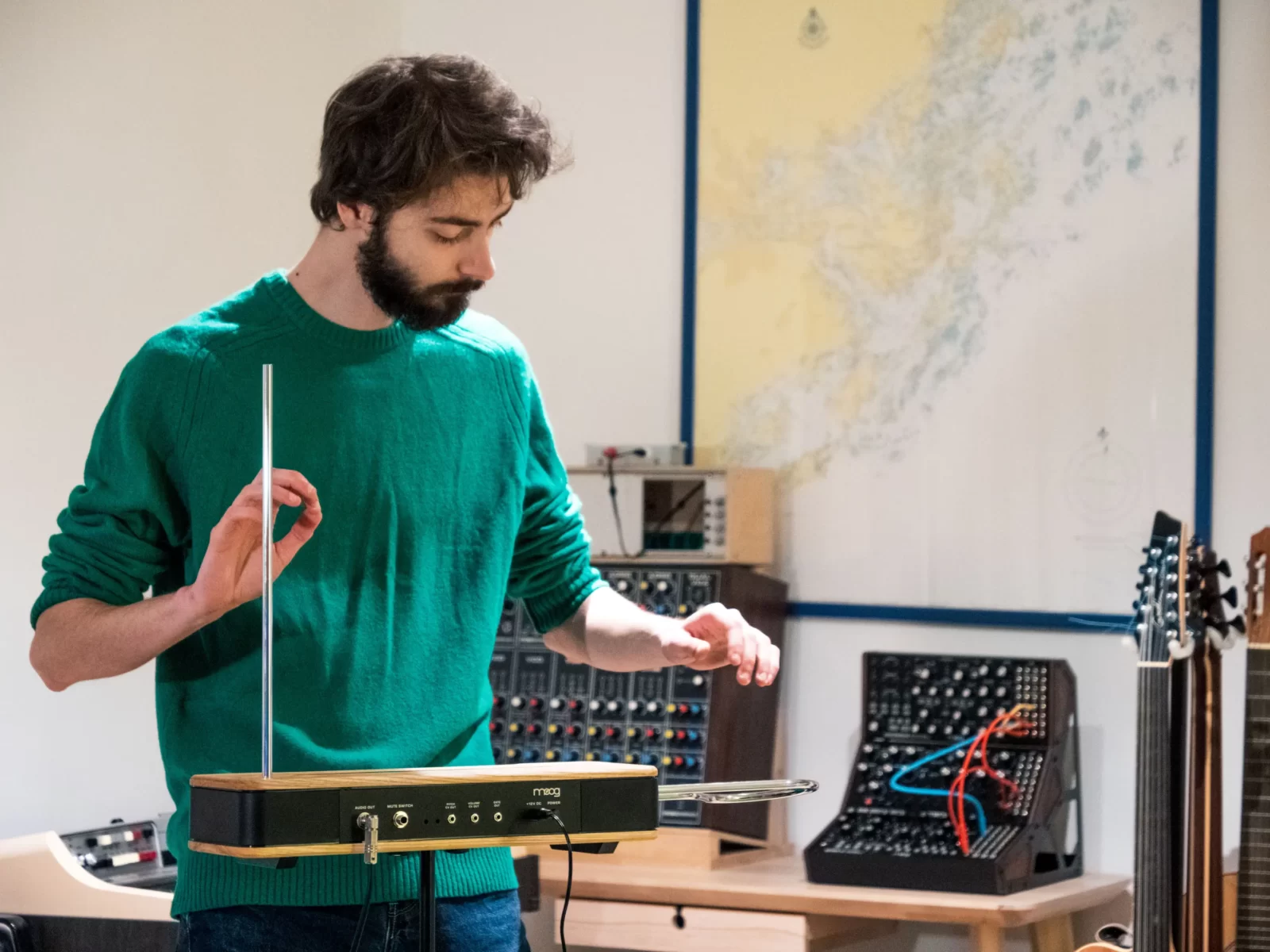 "Theremin" Alat Musik Terunik di Dunia 1 download