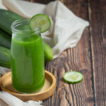 Manfaat Jus Timun Bisa Turunkan Berat Badan Secara Cepat, dan Simak Cara Membuatnya 3 fresh cucumber juice jar dark wood background